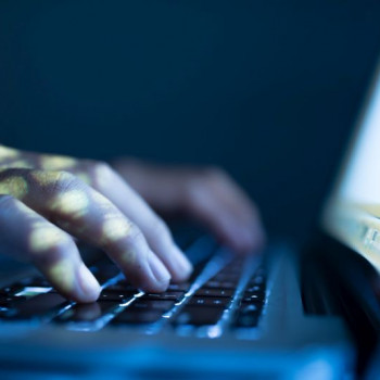 Ataki hakerskie na dane firmowe: dlaczego nadal padamy ich ofiarą?