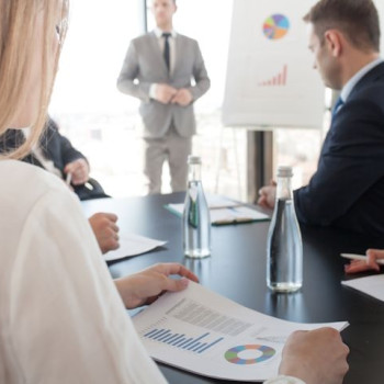 Spotkanie controllingowe, które ma sens – jak prowadzić rozmowy o wynikach z biznesem?